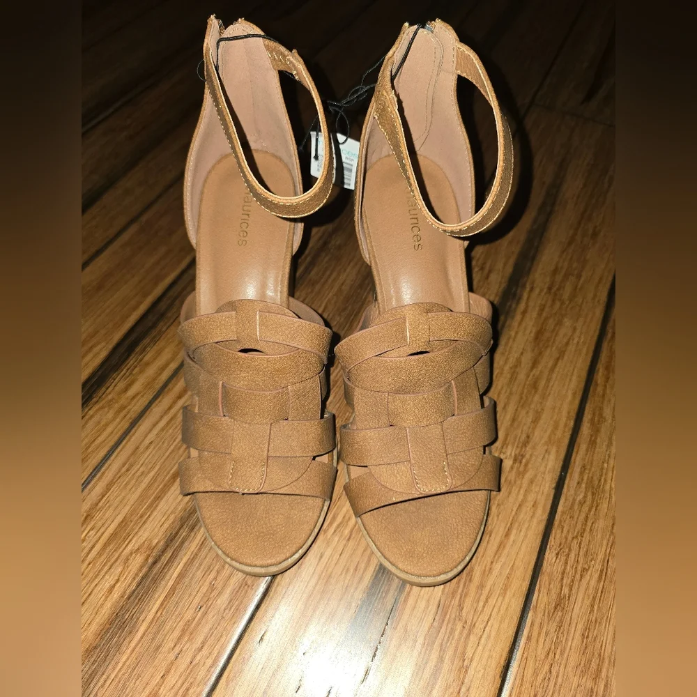 Maurice Tan Block Heel Sandals Size 8. Nwt